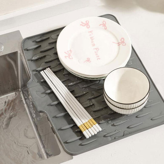 DrainMat™ | Vinklad silikonmatta för vattenavrinning – värmebeständig och halkfri