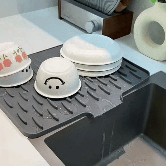 DrainMat™ | Vinklad silikonmatta för vattenavrinning – värmebeständig och halkfri